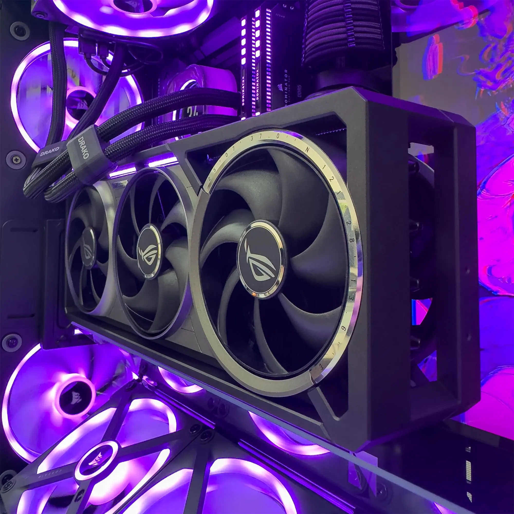 Drako Gaming Rig DRAGON - AMD Ryzen 7 9800X3D, RTX 5080, 32 GB Ram, LCD Screen - immagine 4