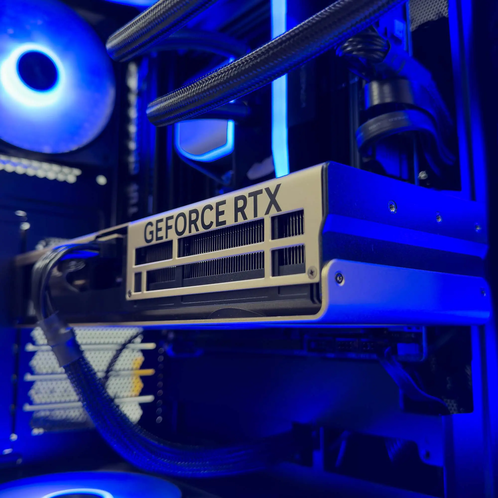 Drako Gaming Rig Ignis - Ryzen 5 9600X, RTX 5070, 32GB Ram - immagine 4
